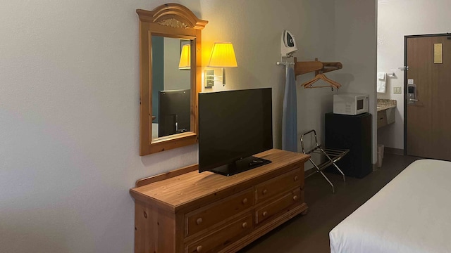 1 Queen Bed | Mobility Access Tub Ste Nsmk