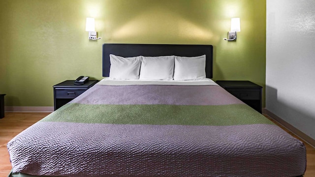 1 King Bed | Non-Smoking, Micfridge