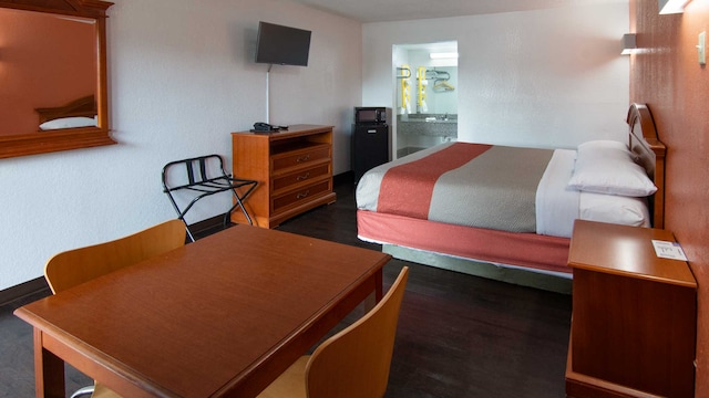 1 King Bed | Non-Smoking, Micfridge