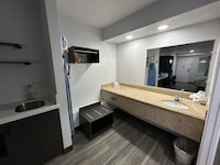 Studio 6 Bakersfield, CA - South