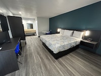 Studio 6 Bakersfield, CA - South