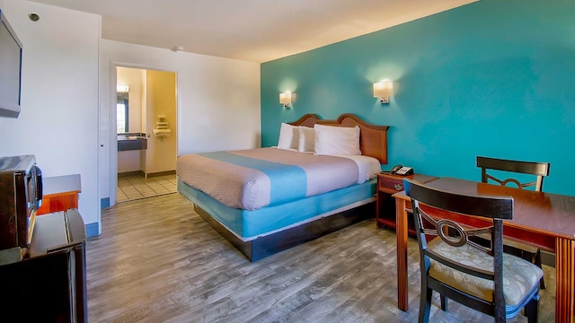 1 King Bed | Mobil Access Tub Nsmk Micfridg