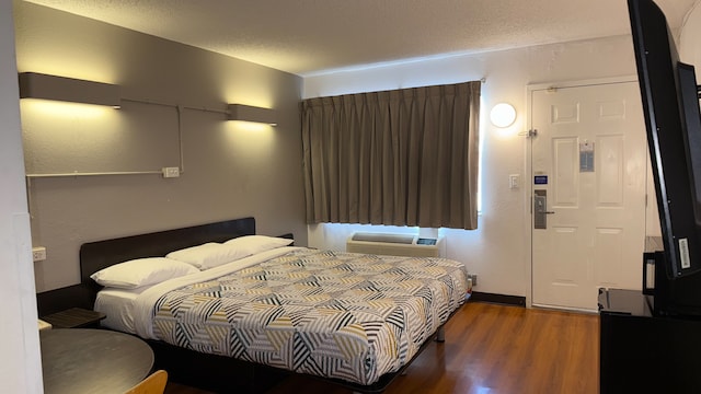 1 King Bed | Smoking