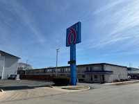 Motel 6 Joliet, IL - I-80