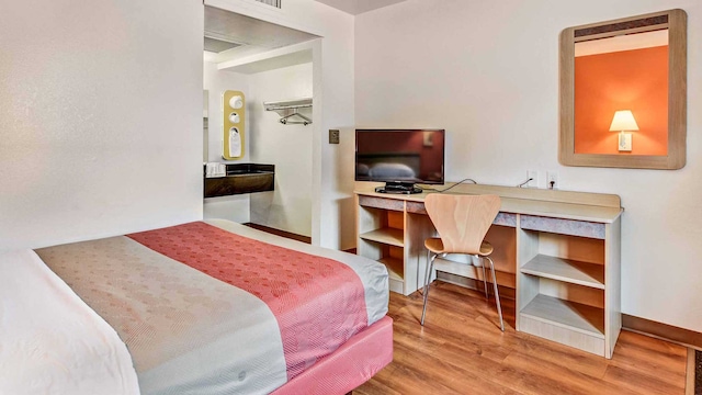 1 QUEEN BED | MICFRIDGE