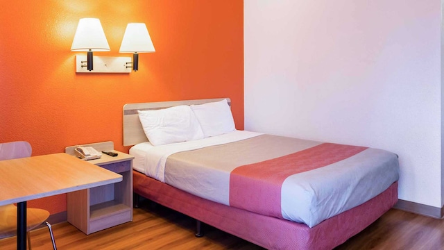 1 FULL BED | MOBILITY ACCESSIBLE RI SHWR