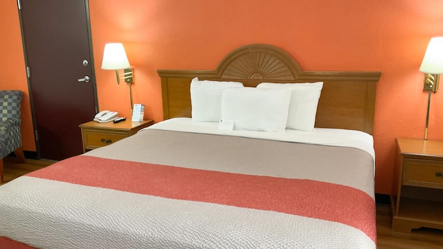 1 KING BED | NON-SMOKING