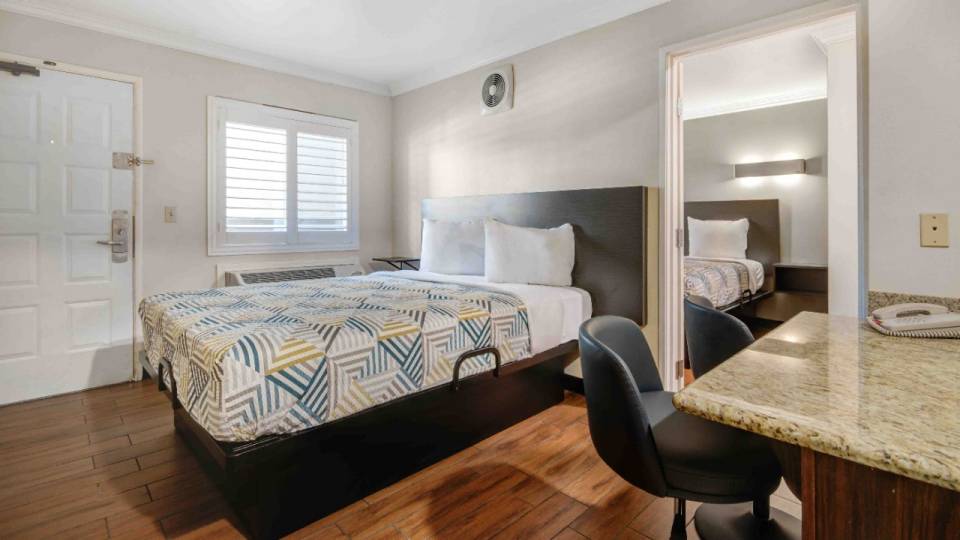 3 Queen Beds | Non-Smoking 