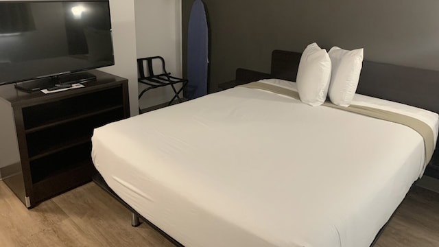 1 Queen Bed | ADA/RI Shower/Nsmk/Kitchen