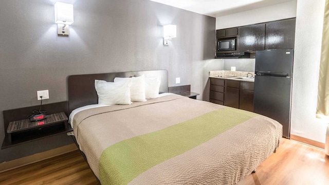 1 King Bed | Non-Smoking, Kitchen