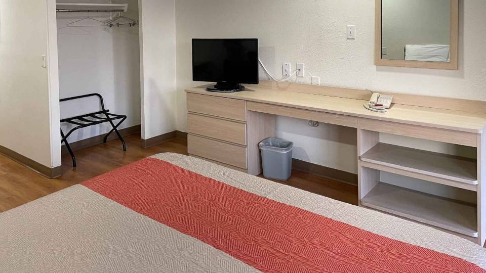 1 King Bed | Non-Smoking, Micfridge
