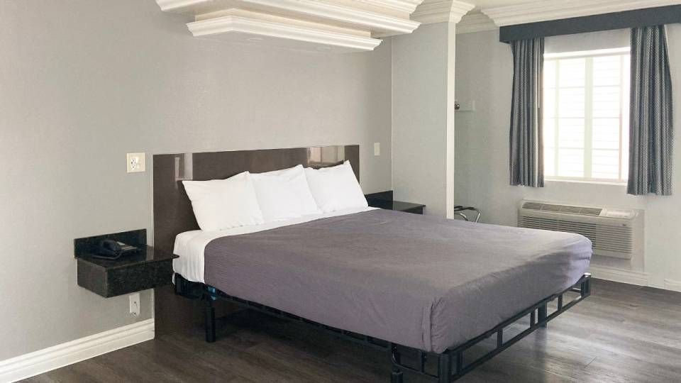 1 King Bed | Smoking, Micfridge