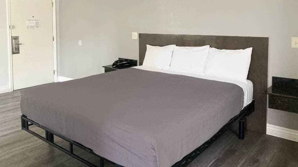 1 Full Bed | Mob Acc RI Shwr Nsmk Micfridge