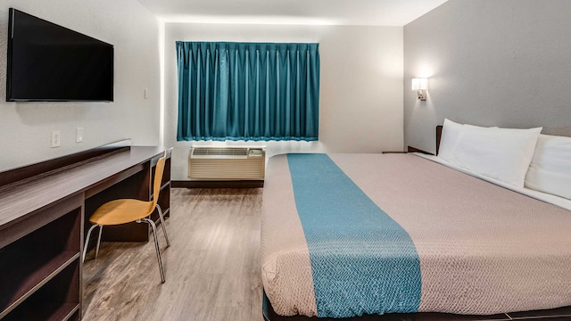 1 King Bed | Hearing Accessible Nsmk Micfridge