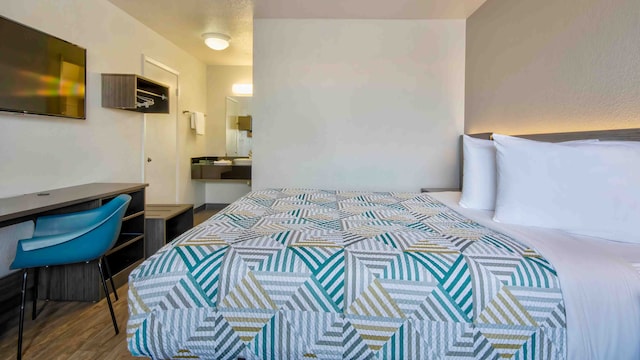 1 King Bed | Non-Smoking