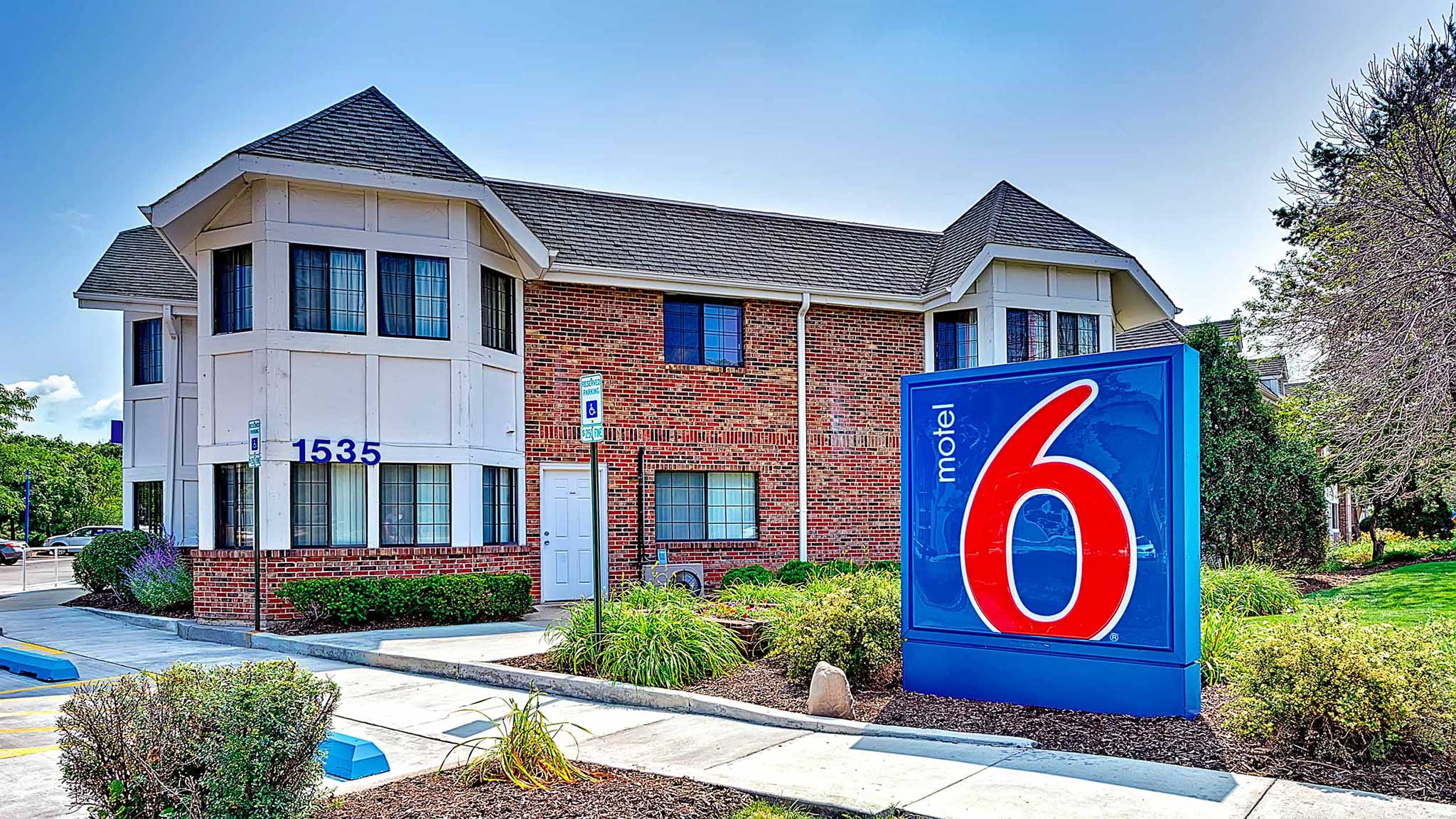 Motel 6 Glenview, IL - Chicago North Affordable