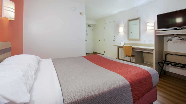 1 Queen Bed | Micfridge