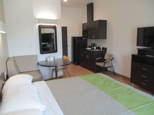 1 King Bed | Mobil Acc RI Shwr Nsmk Kitchen