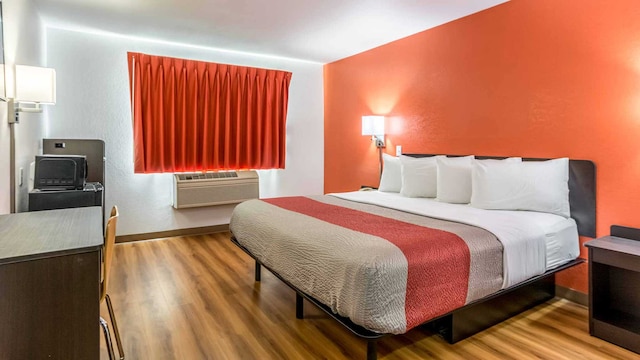 1 KING BED | SUITE, NSMK, HOT TUB