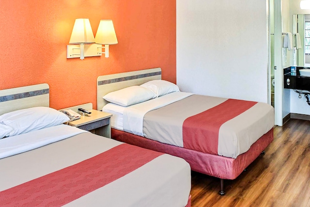 2 Queen Beds | ADA/Tub