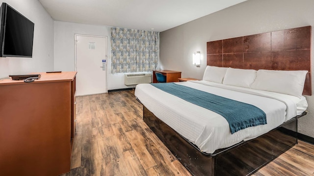 1 King Bed | Non-Smoking, Micfridge