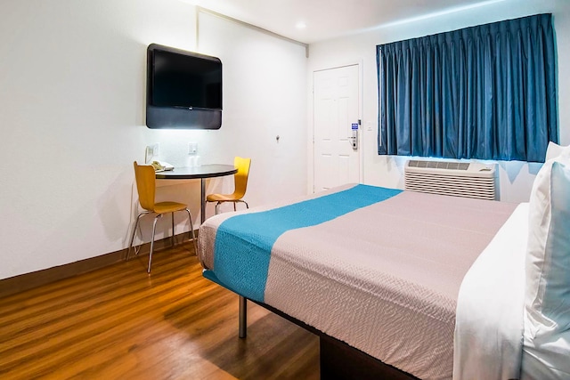 1 KING BED | MOB ACC RI SHWR NSMK MINIFRIDG