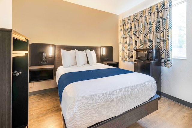 1 Queen Bed | ADA/Tub/Micfridge