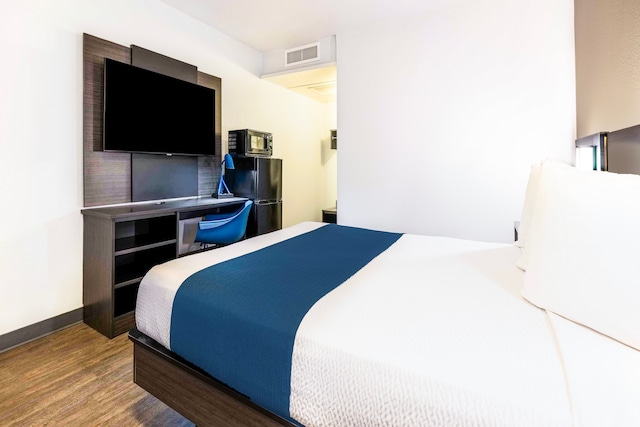 1 Queen Bed | Micfridge