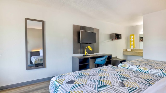 1 Queen Bed | Micfridge