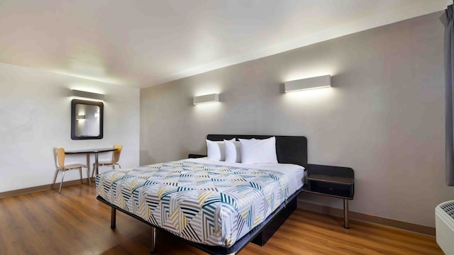 1 King Bed | Non-Smoking, Micfridge