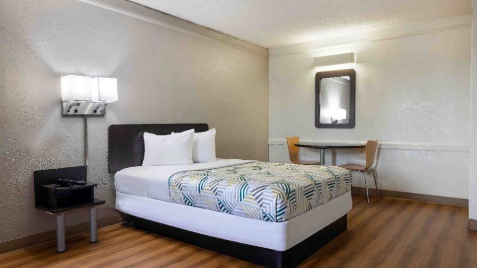 1 Queen Bed | Non-Smoking