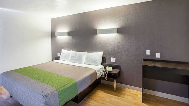 1 KING BED | NON-SMOKING