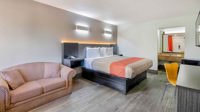 1 King Bed | Suite, Smoking, Micfridge 