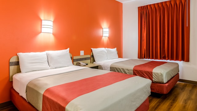 2 FULL BEDS | MOBIL ACCESS TUB NSMK MICFRIDG