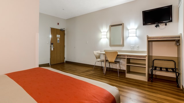 1 QUEEN BED | MOB ACC RI SHWR NSMK MICFRIDG