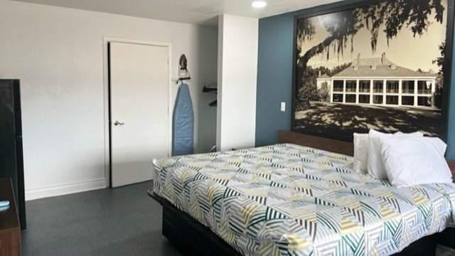 1 King Bed | Mobil Access Tub Nsmk Micfridg