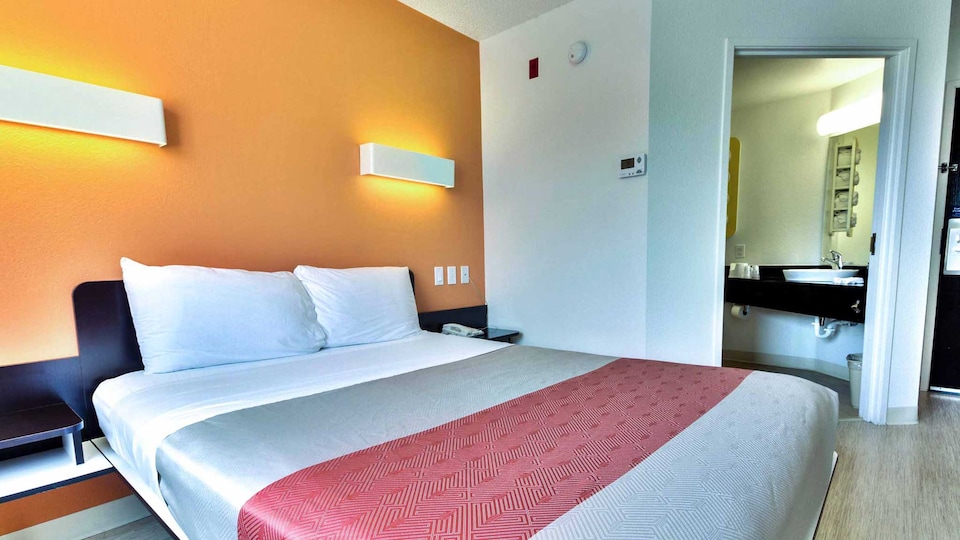 Motel 6 Lewisville, TX - Dallas, Lewisville, Lewisville