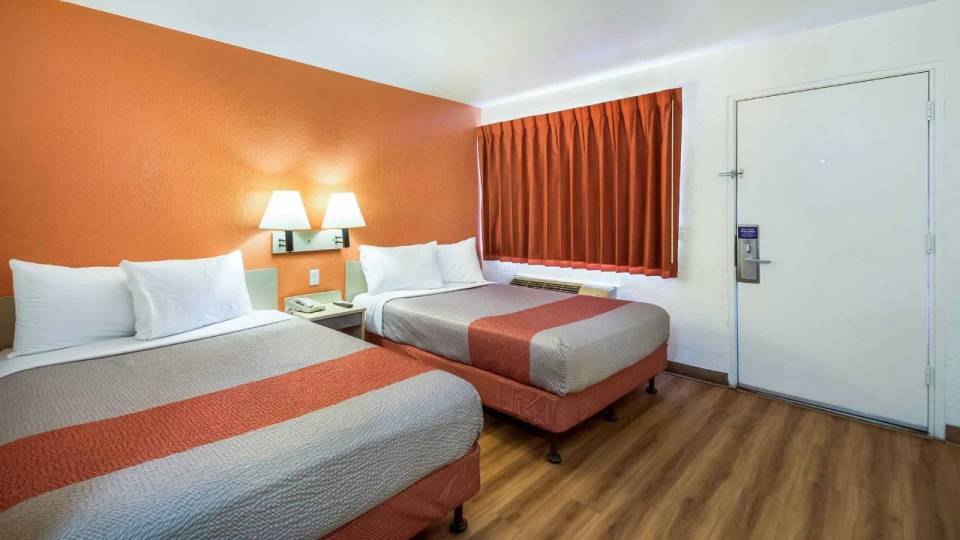 2 Full Beds |