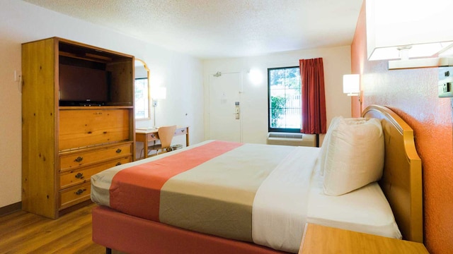 1 KING BED | MOBILITY ACCESS TUB MINI FRIDG