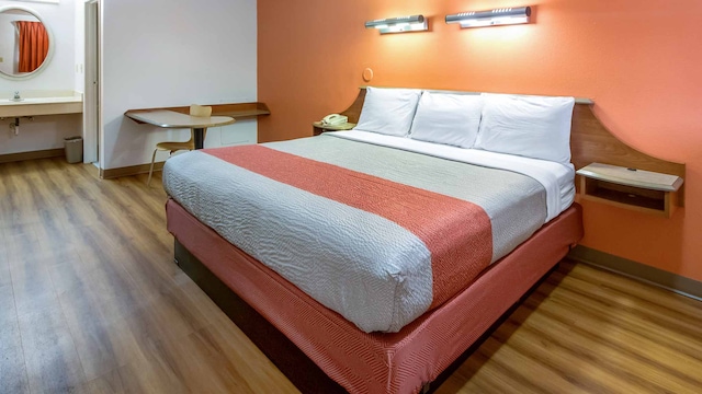 1 Queen Bed | ADA/RI Shower/Non-Smoking