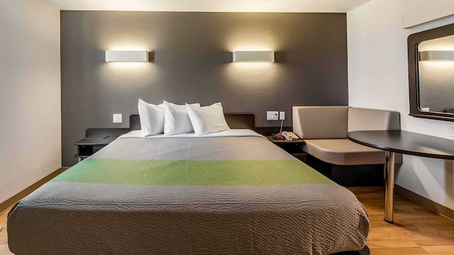 1 King Bed | Non-Smoking, Kitchen