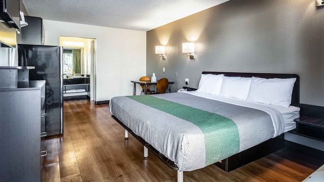 1 King Bed | Smoking, Kitchen