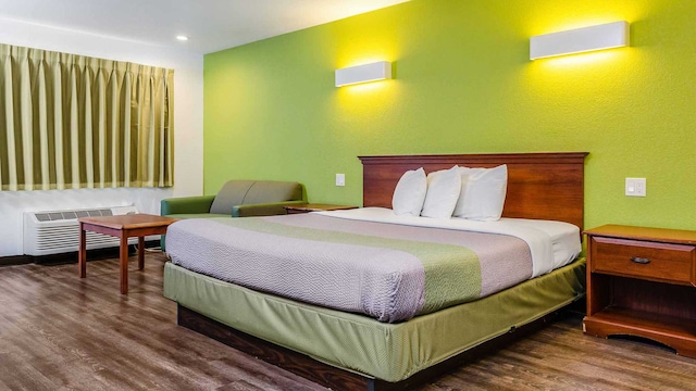 1 King Bed | Non-Smoking