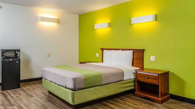 1 Queen Bed | Mob Acc RI Shwr Nsmk Micfridg