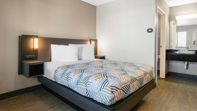 1 Queen Bed | Mob Acc RI Shwr Nsmk Micfridg