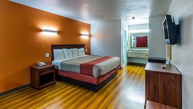 1 King Bed | Non-Smoking