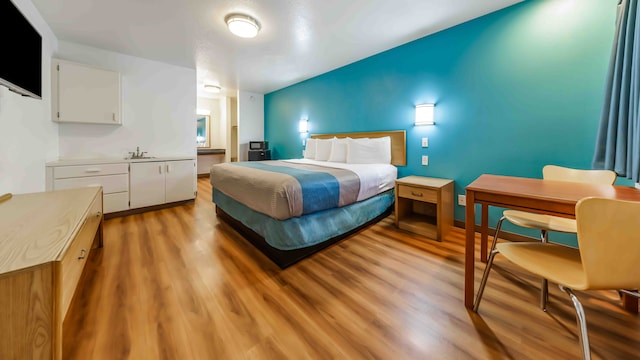 1 King Bed | Non-Smoking, Micfridge