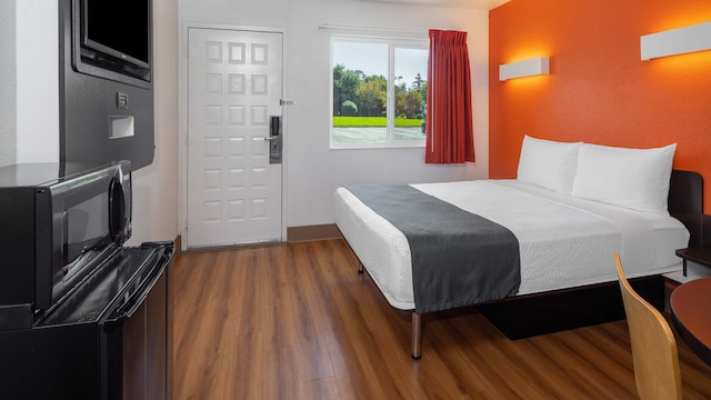 1 Queen Bed | Micfridge