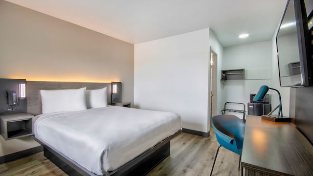 1 Queen Bed | Mini Fridge