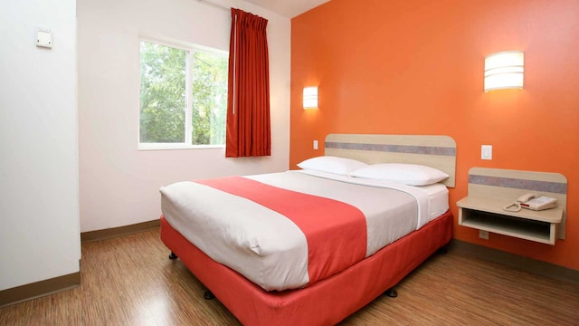 1 QUEEN BED | MICFRIDGE